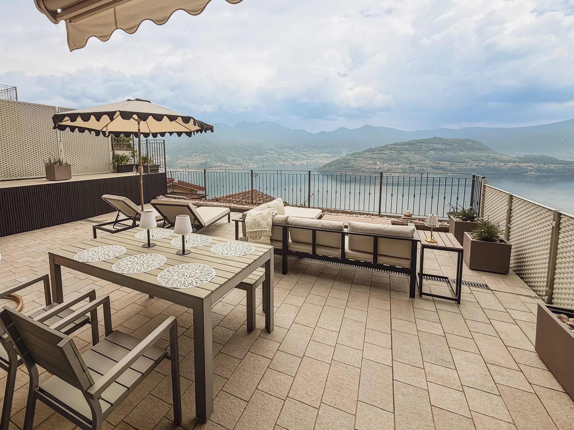 Terrace lounge & outdoor dining